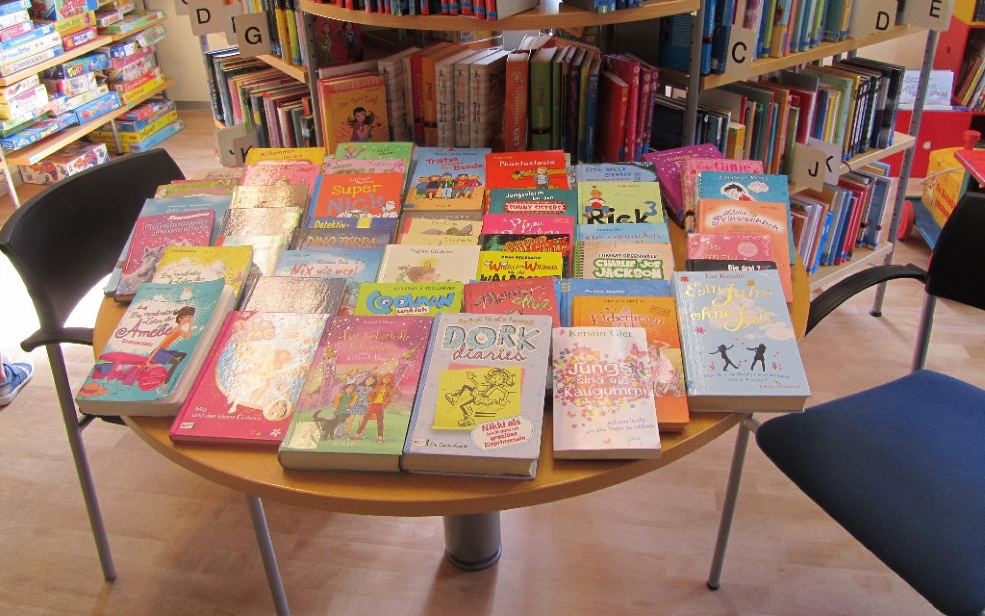 Innenansicht der Bücherei - Büchertisch